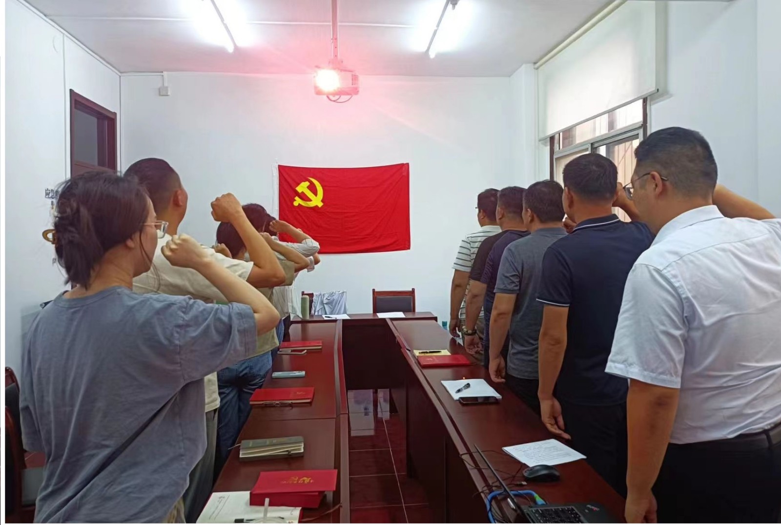 光影尋初心 永遠跟黨走丨咨詢(xún)院開(kāi)展迎“七一”主題黨日觀(guān)影活動(dòng)