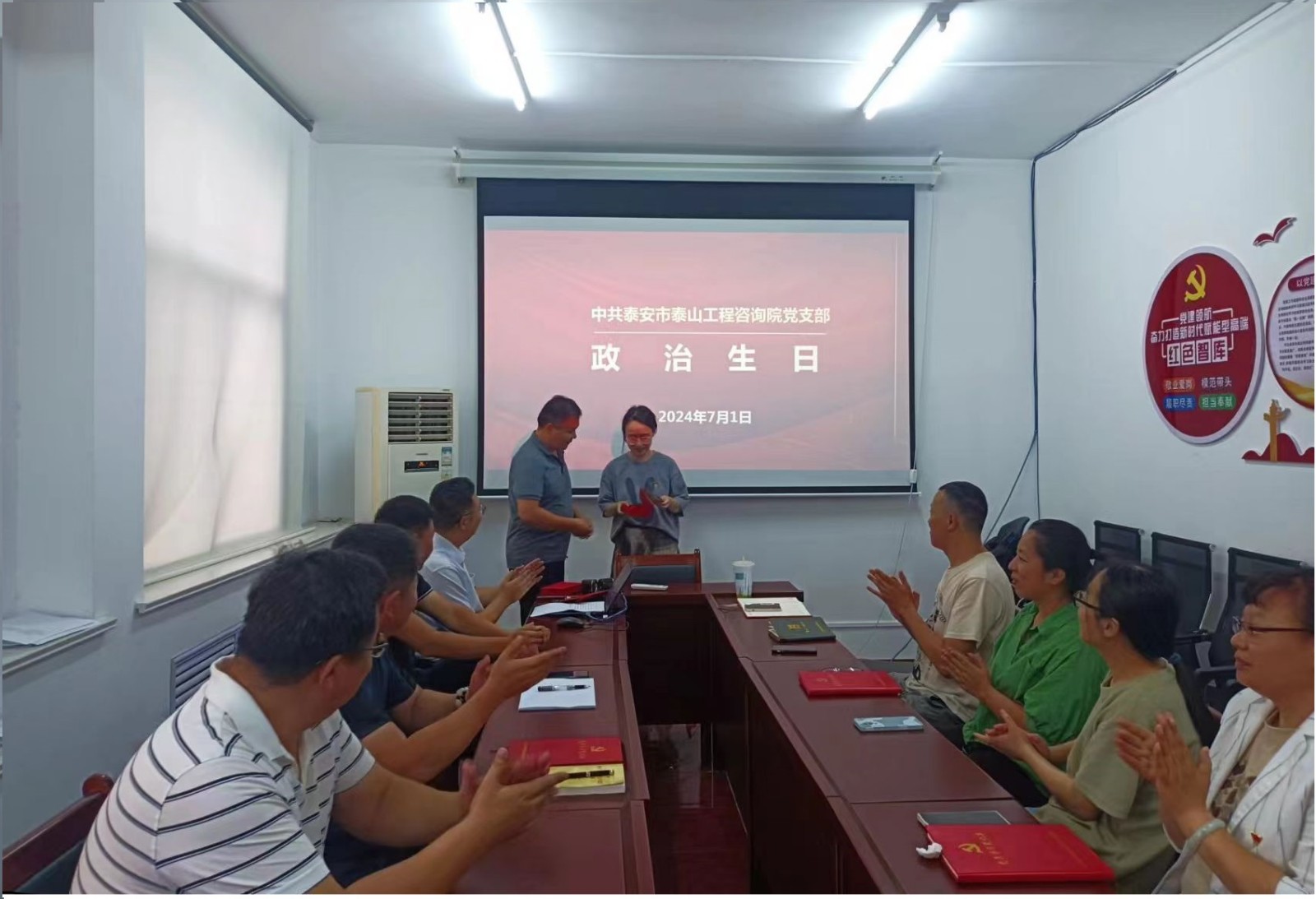 光影尋初心 永遠跟黨走丨咨詢(xún)院開(kāi)展迎“七一”主題黨日觀(guān)影活動(dòng)