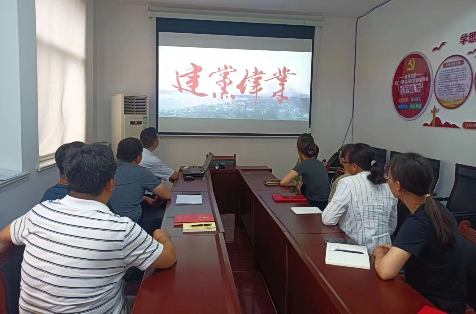 光影尋初心 永遠跟黨走丨咨詢(xún)院開(kāi)展迎“七一”主題黨日觀(guān)影活動(dòng)